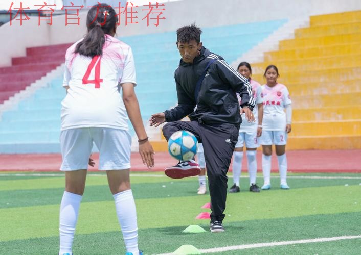 把足球带进乡村，让梦想飞向世界 “女足活力玫瑰课堂”走进乡村校园